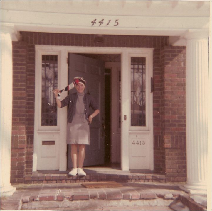 375  4415 Fremont House c1970 mom front steps